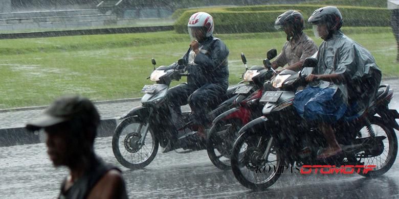 Pahami prosedur standar bersepeda motor di jalanan basah. Sepeda motor saat hujan