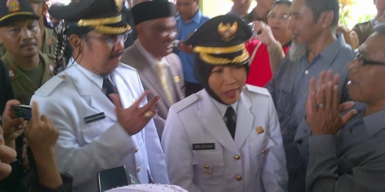 Enthus Susmono dan Umi Azizah berjalan masuk ke ruang DPRD Tegal, Jawa Tengah untuk melakukan pelantikan sebagai bupati, Rabu (08/01/2014)