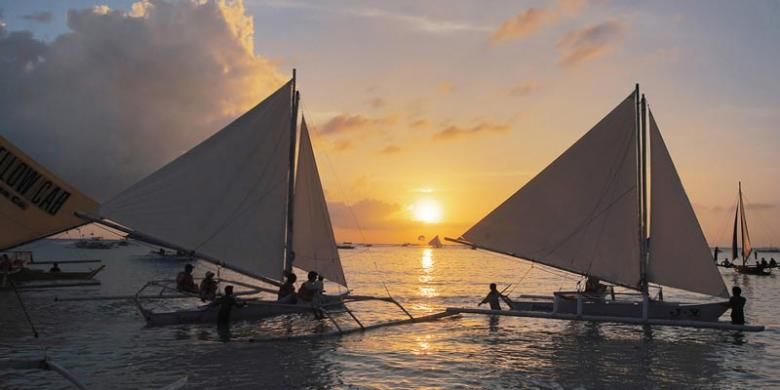 Pulau Boracay, di Provinsi Aklan, Filipina, terkenal karena pantai pasir putih yang menakjubkan dan air yang jernih. 