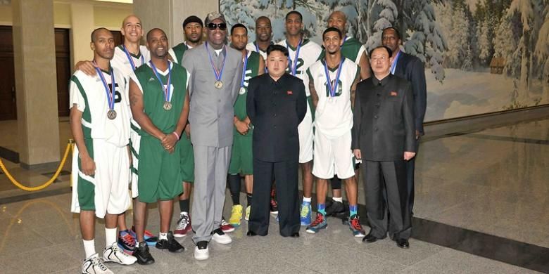 Mantan bintang NBA Dennis Rodman bersama tim pensiunan NBA berfoto bersama pemimpin Korea Utara Kim Jong Un di Pyongyang.