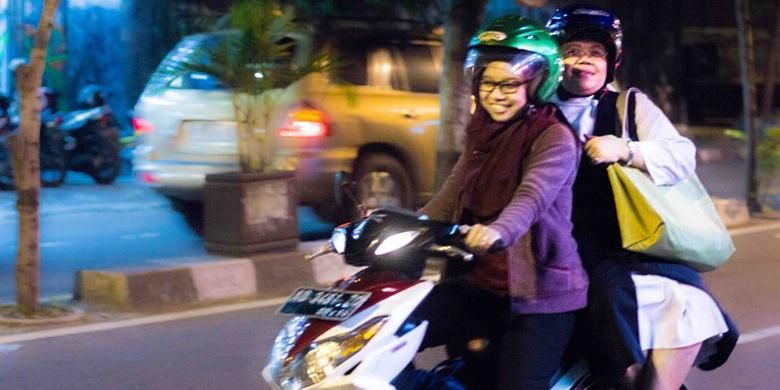 Keduanya berboncengan sepeda motor sesampainya di seberang jalan.