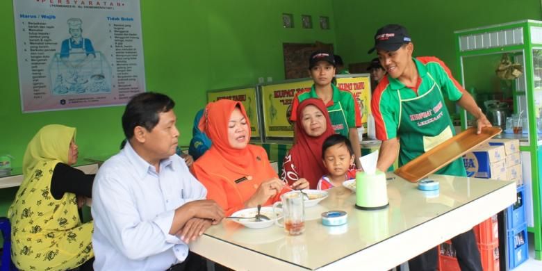 Warung kupat tahu Khuphat Thahu Borobudur, Kabupaten Magelang, Jawa Tengah, banyak dikunjungi pelanggan.