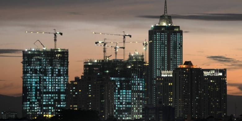 Pembangunan apartemen di kawasan Permata Hijau, Jakarta Selatan, Kamis (9/1). Pertumbuhan sektor properti tahun ini diperkirakan turun dibandingkan tahun lalu. Pelemahan nilai tukar rupiah dan tahun politik menjadi beberapa faktor penyebabnya. 