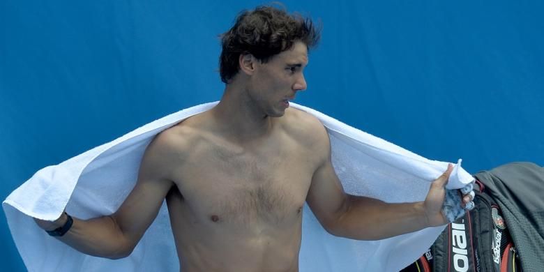 Petenis Spanyol, Rafael Nadal mengelap badannya dengan handuk saat menjalani sesi latihan jelang Australian Open di Melbourne, Minggu (12/01/2014). Australian Open berlansung di Melbourne Park, 13-26 Januari.