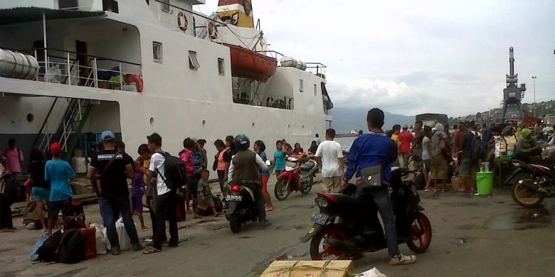 Ratusan calon penumpang motor Maloli turun dari kapal setelah pihak Administrator Pelabuhan (Adpel) Ambon memerintahkan mereka turun dari kapal, Senin (13/1/2014)