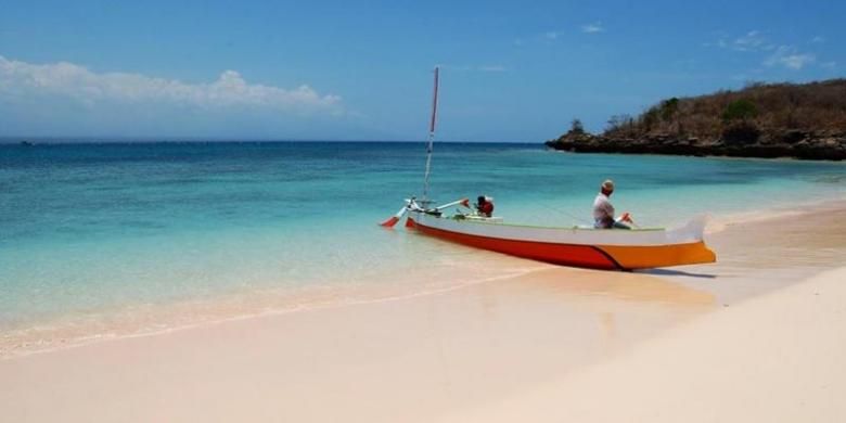 Seorang nelayan di Pantai Pink, Lombok Timur, Nusa Tenggara Barat.