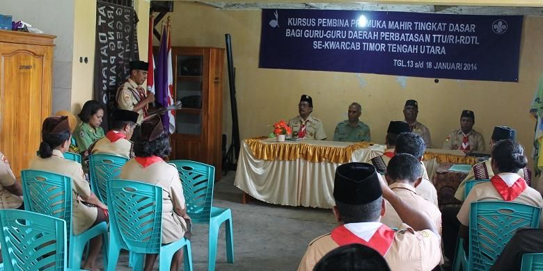 Acara pembukaan kursus pembina pramuka mahir tingkat dasar bagi guru-guru daerah perbatasan TTU-Timor Leste untuk Kwarcab Kabupaten TTU di Aula gedung Pramuka Kwarcab TTU, Senin (13/1/2014).