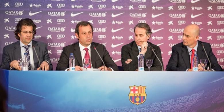 Presiden Barcelona, Sandro Rosell (kedua dari kiri), mengumumkan bakal merenovasi Stadion Camp Nou mulai Mei 2017.