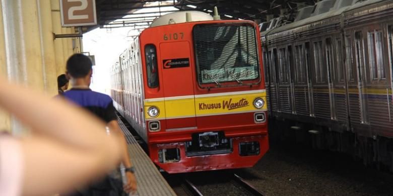 Calon penumpang tengah menunggu gerbong Kereta Rangkaian Khusus Wanita di Stasiun Cikini, Jakarta Pusat. PT KAI Komuter Jabodetabek (PT KCJ) mulai mengoperasikan Kereta Rangkaian Khusus Wanita yang terdiri dari 8 gerbong , Senin (1/10/2012).  