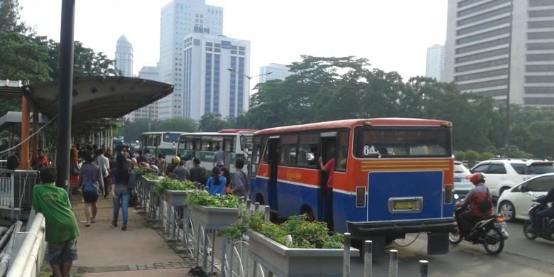 Sejumlah bus Kopaja dan Metromini yang ngetem di depan Stasiun Sudirman, Jakarta,beberapa waktu lalu