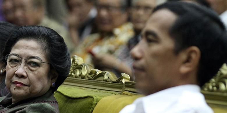 Ketua Umum PDI Perjuangan Megawati Soekarnoputri (kiri) dan calon presiden Joko Widodo (kanan) saat menghadiri acara serial Seminar Dewan Guru Besar Universitas Indonesia, di Kampus UI Salemba, Jakarta, Sabtu (30/11/2013). Seminar yang mengambil tema Indonesia Menjawab Tantangan Kepemimpinan Menuju Bangsa Pemenang tersebut sebelumnya juga menghadirkan sejumlah tokoh seperti Prabowo Subianto, Dahlan Iskan, Gita Wirjawan, Wiranto, Mahfud MD dan Abraham Samad. 