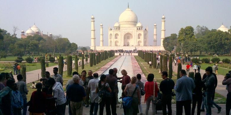 Taj Mahal yang dibangun sekitar 400 tahun lalu, melibatkan ribuan perajin marmer dan batu mulia yang keturunannya masih menggeluti profesi yang sama hingga saat ini.