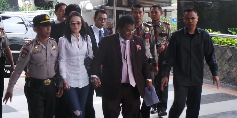 Jennifer Dunn tiba di Gedung KPK digandeng pengacaranya, Hotman Paris Hutapea, Jumat (14/2/2014).