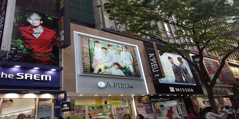 Pusat belanja kosmetik di Myeongdong, Seoul, Korea Selatan