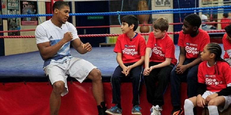 Anthony Joshua mengajarkan tinju