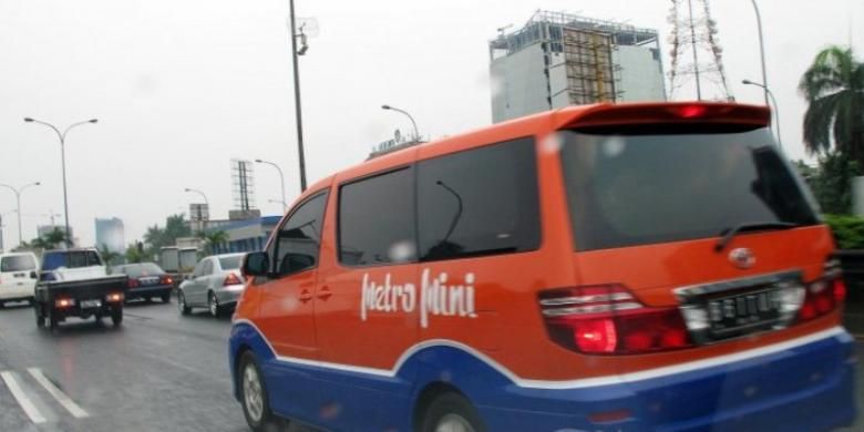 Mobil mewah Alphard dengan warna dan logo senada Bus Metro Mini melintas di jalan tol Jakarta Outer Ring Road (JORR) ruas Pasar Minggu, Jumat (25/10/2013). Warna mobil itu adalah oranye di bagian atas dan biru di bagian bawah dilengkapi logo Metro Mini.