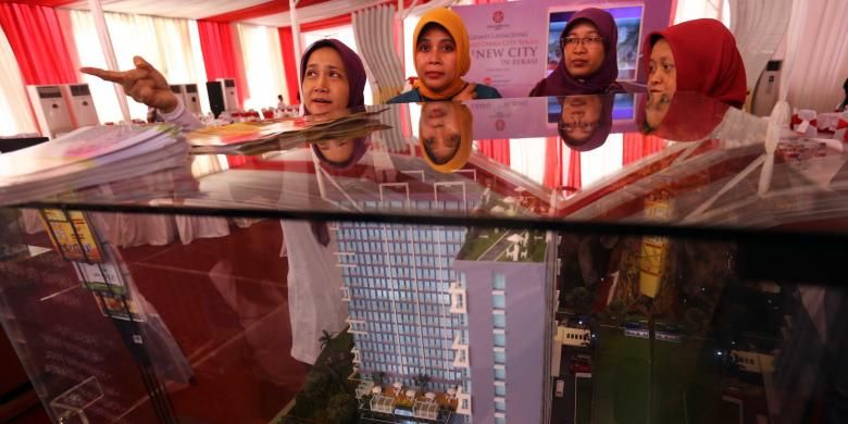 Pengunjung menunjuk maket apartemen Grand Dhika City saat launching di Bekasi, Jawa Barat, Minggu (1/12/2013). 