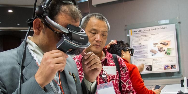 Pengunjung mencoba teknologi augmented reality MREAL