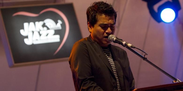 Indra Lesmana tampil di panggung JakJazz 2012 di Istora Senayan, Jakarta Selatan, Minggu (21/10/2012).