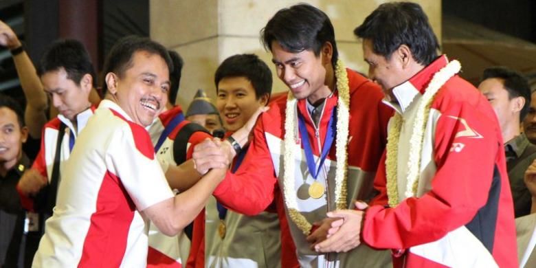 Menpora Roy Suryo menymabut para juara All England di bandara Soekarno Hatta, Selasa (11/03/2014)