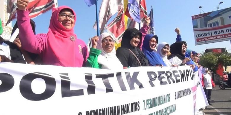 Puluhan Caleg Perempuan di Banda Aceh melakukan aksi longmarch dukung pemilu damai di Aceh, Rabu (12/3/2014)