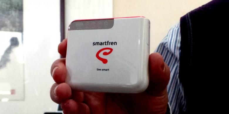Modem MiFi yang dilengkapi powerbank dari Smartfren.