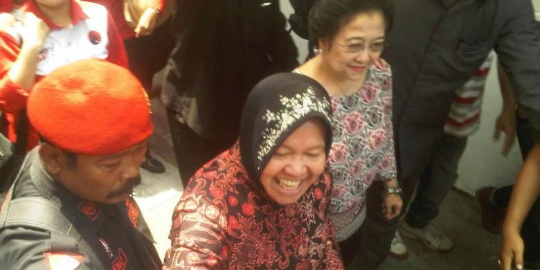 Risma kawal Megawati ke rumah tempat kelahiran Soekarno di Surabaya.