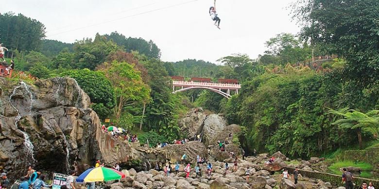 Situasi Lokawisata Baturaden di Kabupaten Banyumas, Jawa Tengah, Sabtu (15/3/2014), masih dipadati wisatawan. Aktivitas wisata di sekitar lereng Gunung Slamet masih normal kendati status gunung tertinggi di Jawa Tengah itu ditetapkan Waspada (level II). Pengelola masih membuka obyek wisata karena obyek wisata tersebut berada di luar kawasan radius bahaya.