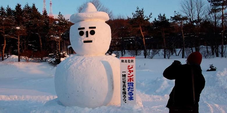 Manusia salju yang dibangun di area Museum Penjara Abashiri, Hokkaido, Jepang.