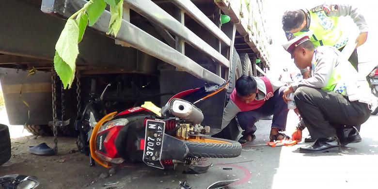 Polisi melakukan Olah TKP kecelakaan sepeda motor yang menabrak truk yang sedang parkir di jalur Pantura Bulakamba, Brebes, Jawa Tengah. Diduga korban tewas sebelum menabrak bermain ponsel saat menyetir.


