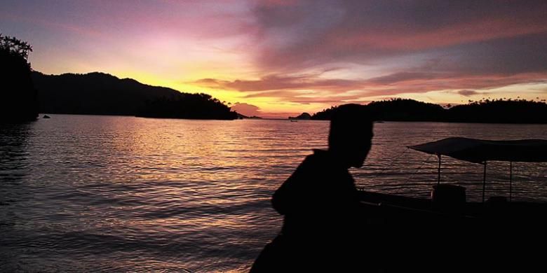 Senja di pantai Pulau Triton, Kabupaten Kaimana, Papua Barat, beberapa waktu lalu. Pulau ini merupakan bagian kawasan konservasi laut Kabupaten Kaimana yang kaya keanekaragaman hayati bawah laut dengan jajaran bukit karst berhias lukisan dinding kuno di sekitarnya.