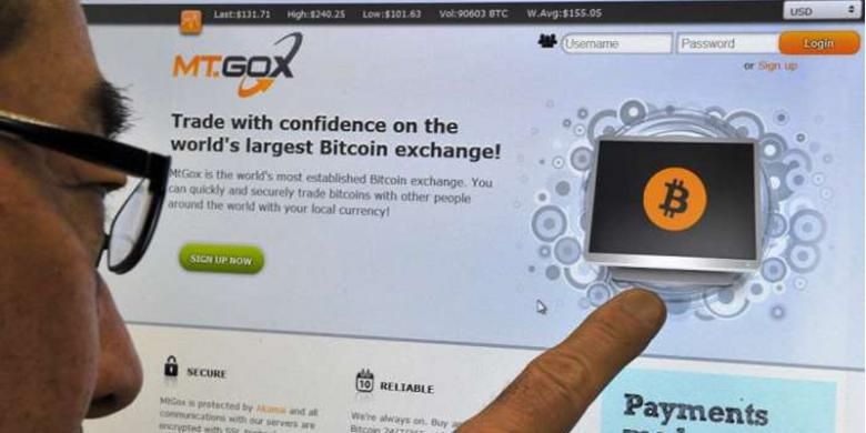 Pengguna mengakses situs web Mt. Gox, bursa bitcoin terbesar di dunia