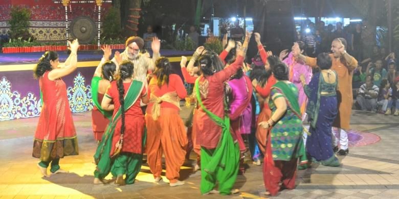 Duta Besar India untuk Indonesia, Gurjit Singh, menari bersama para penari India di acara Colours of India di Pasar Seni Ancol, Jakarta. Di India, tarian juga merupakan cara berdoa kepada Tuhan.