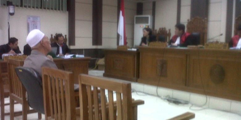 Mantan Hakim Pengadilan Tipikor Semarang, Asmadinata disidang terkait kasus suap peringanan putusan perkara. Jaksa KPK menuntut Pragsono dengan pidana penjara 11 tahun dan denda Rp 300 juta subsider 5 bulan kurungan.
