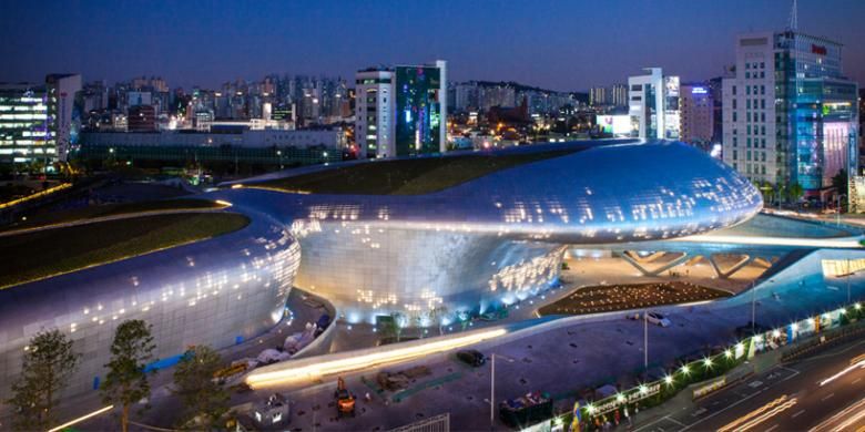 Dongdaemun Design Park & Plaza (Taman Desain & Plasa Dongdaemun), Seoul, Korea Selatan, resmi dibuka untuk umum, Sabtu (21/3/2014). 