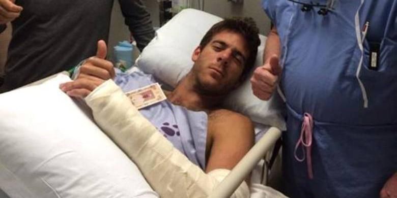 Petenis Argentina Juan Martin del Potro mengacungkan jempol setelah menjalani operasi pada pergelangan tangan kiri, Senin (24/3/2014).
