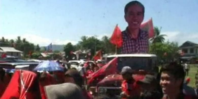 Dukung pencalonan Jokowi jadi Capres, ribuan massa pendukung jokowi di Sulawesi barat mengarak patung jokowi setinggi 2,5 meter keliling kota mamuju utara, Sealsa sore (25/3/2014)
