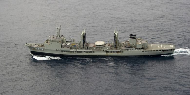 Kapal angkatan laut Australia, HMAS Success ikut membantu upaya pencarian Malaysia Airlines MH370 yang diyakini jatuh di Samudra Hindia.