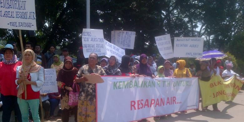 Warga Kayu Putih di Pulogadung, Jakarta Timur melakukan aksi unjuk rasa menentang pengembangan kawasan sekitar mereka menjadi area sentra bisnis. Pengembangan tersebut disebut dilakukan oleh PT Pulomas Jaya. Rabu (2/4/2014). 