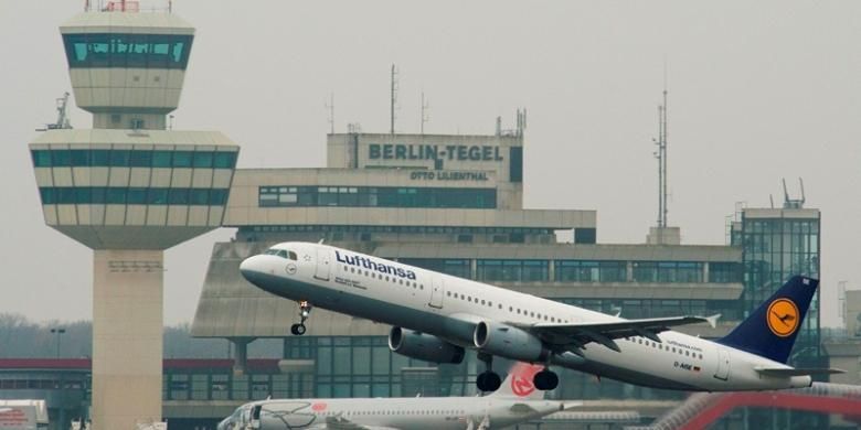 Sebuah pesawat milik maskapai penerbangan Lufthansa lepas landas dari bandara internasional Tegel, Berlin beberapa waktu lalu.