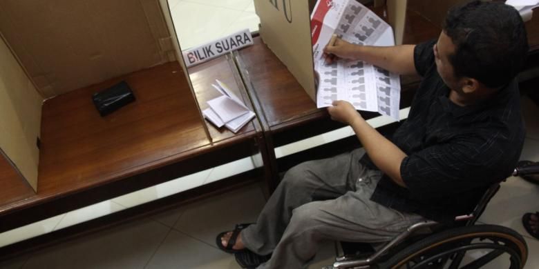 Penyandang disabilitas atau difabel mengikuti Sosialisasi dan Simulasi untuk Pemilih Disabilitas Pemilu 2014 di Kantor KPU, Jakarta, Jumat (4/4/2014). Simulasi yang diikuti oleh berbagai penyandang disabilitas itu untuk mensosialisasikan cara dan formulir pencoblosan, terutama bagi mereka yang memerlukan pendamping saat memberikan suara. KOMPAS/WISNU WIDIANTORO 