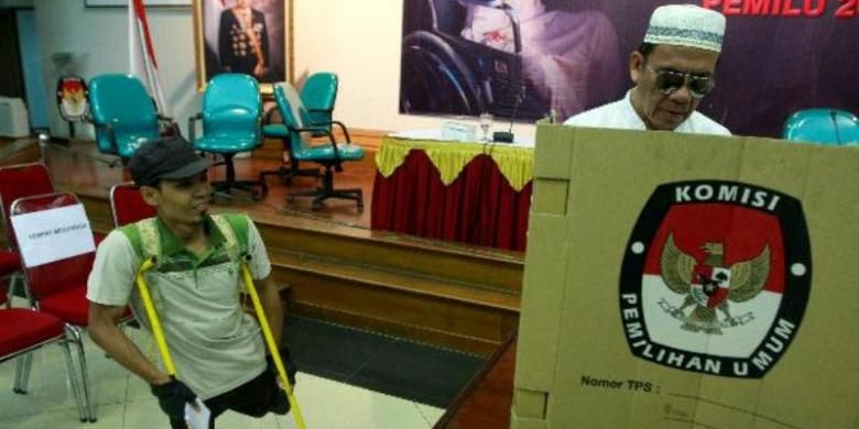 Penyandang cacat atau difabel mengikuti sosialisasi dan simulasi untuk pemilih disabilitas Pemilu 2014 di Kantor Komisi Pemilihan Umum, Jakarta, Jumat (4/4/2014). Warga negara Indonesia akan menggunakan hak pilihnya pada Pemilu Legislatif 9 April mendatang. 