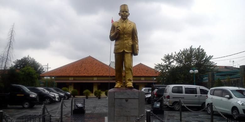 Museum Thamrin, museum yang menampilkan memorabilia atas pahlawan asal Betawi, Mohammad Husni Thamrin.