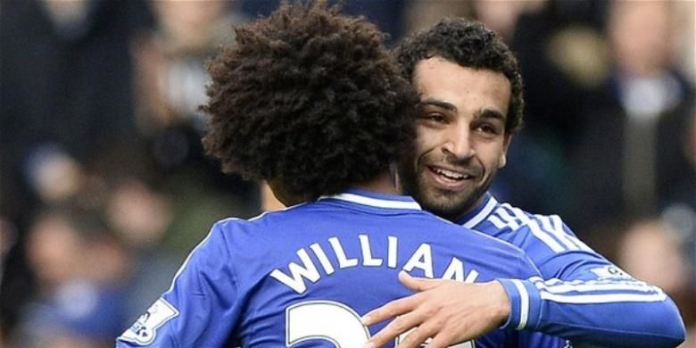 Gelandang Chelsea, Mohamed Salah (kanan), merayakan gol ke gawang Stoke City pada laga di Stamford Bridge, London, Sabtu (5/4/2014).