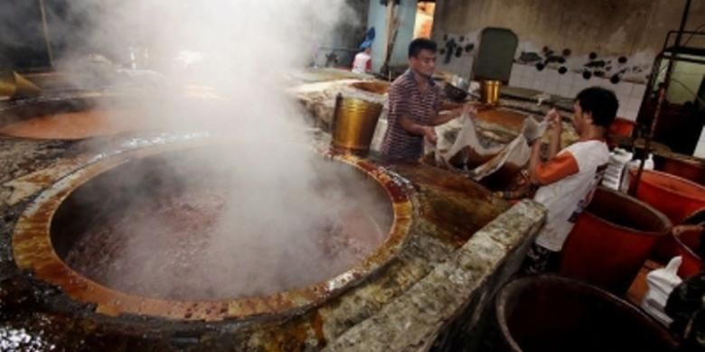 Suasana ruang masak kecap di pabrik Kecap benteng, Tangerang, Kamis (3/4)