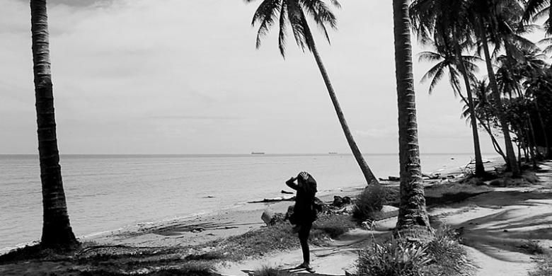 Pengunjung menikmati pemandangan Pantai Batu Lamampu di Pulau Sebatik, Kabupaten Nunukan, Kalimantan Utara, Senin (7/4/2014). Pantai ini belum dijadikan obyek wisata yang dikelola pemerintah daerah karena terkendala kepemilikan lahan yang diklaim sebagai milik masyarakat.