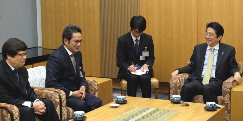 Yusron Ihza Mahendra (kedua kiri) saat masih menjabat sebagai Duta Besar Indonesia untuk Jepang. Foto diambil saat Yusron bertemu dengan PM Jepang Shinzo Abe pada 2014. 