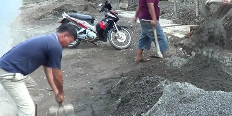 Sejumlah warga Desa Kalikangkung, Pangkah, Tegal, Jawa Tengah, mencangkul pasir bantuan dari salah seorang Caleg yang akan dikembalikan. Hal tersebut dilakukan sebagai buntut dari gagalnya bantuan dua kubah masjid, diduga karena sang caleg gagal ke kursi dewan. 