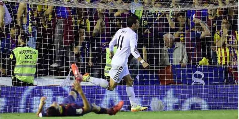 Penyerang Real Madrid, Gareth Bale, merayakan gol yang dicetaknya ke gawang Barcelona di final Copa del Rey, Rabu (16/4/2014), di Mestalla. Madrid menang 2-1.