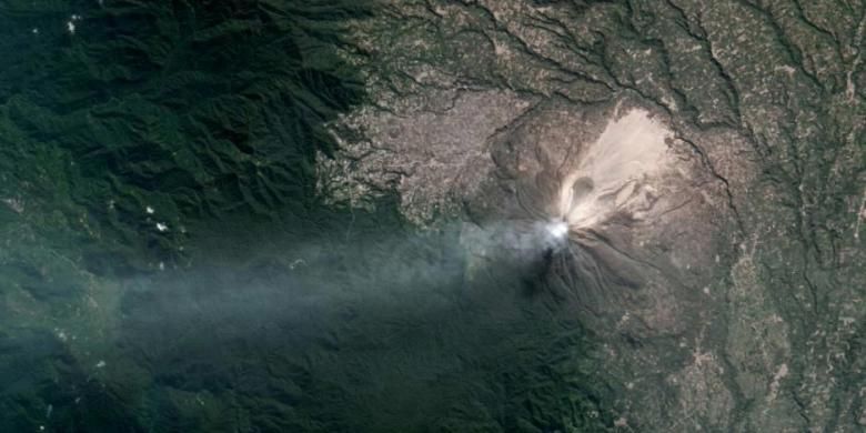 Foto yang dihasilkan dari satelit NASA Earth Observing-1, memperlihatkan letusan Gunung Sinabung di Sumatera Utara pada 6 Februari 2014.